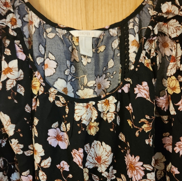 Black floral flowy top - Picture 2 of 3